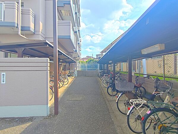 敷地内に屋根付きの駐輪場あり。