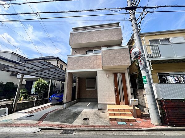 落ち着いた色合いの外壁が上品な街並みに溶け込む佇まい