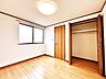 洋室：大容量クローゼット付き！増える荷物もスッキリ収納。 