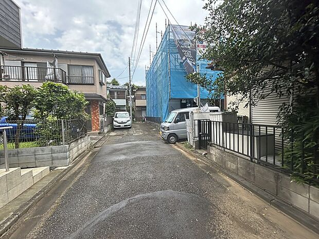 前面道路は通り抜けができないため、交通量が少なく静かな住環境です。