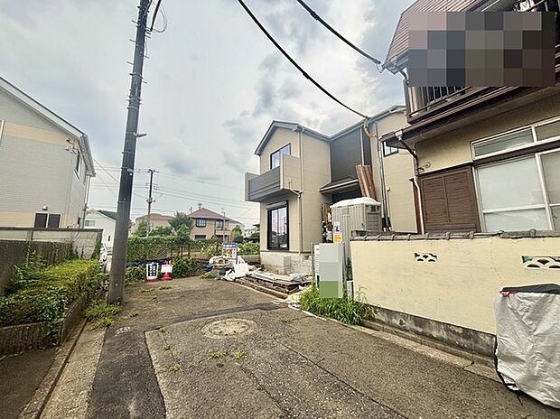 前面道路は通り抜けができないため、交通量が少なく静かな住環境です。 