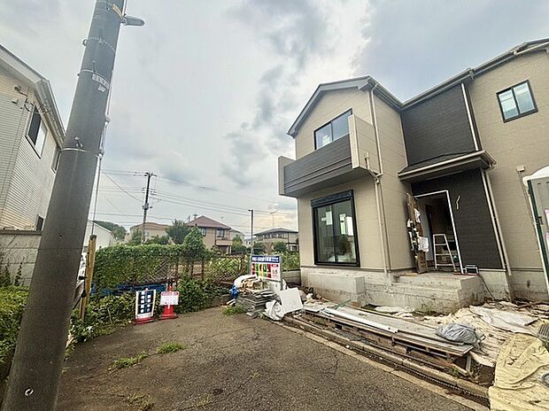 向かいは集合住宅になっております。