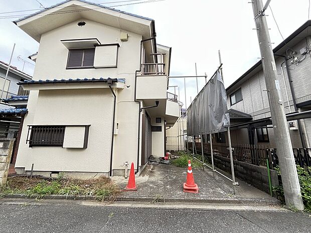 穏やかな住宅街に佇むすっきりとした外観が、心地よい日常の始まりを予感させます