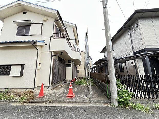 周辺環境の静けさと落ち着きが感じられる穏やかな街並みです