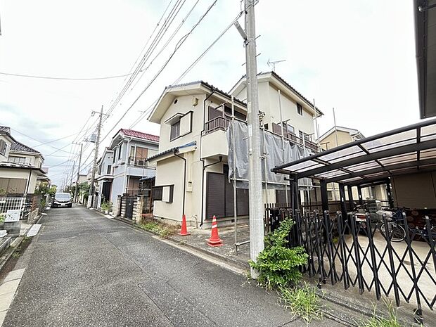 穏やかな空気が流れる落ち着いた住環境に佇む佇まいが魅力の建物です