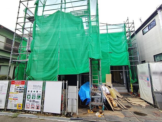 セカンドカーや来客時にも便利なカースペース2台分ございます。 