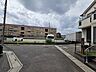 外観：戸建てが立ち並ぶ静かな住宅街。四季折々の移り変わりを感じながら自然と楽しみ、暮らす、そんな毎日を日々の中で感じられる住環境 