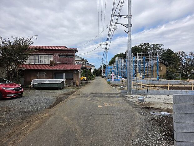 戸建てが立ち並ぶ静かな住宅街。四季折々の移り変わりを感じながら自然と楽しみ、暮らす、そんな毎日を日々の中で感じられる住環境 