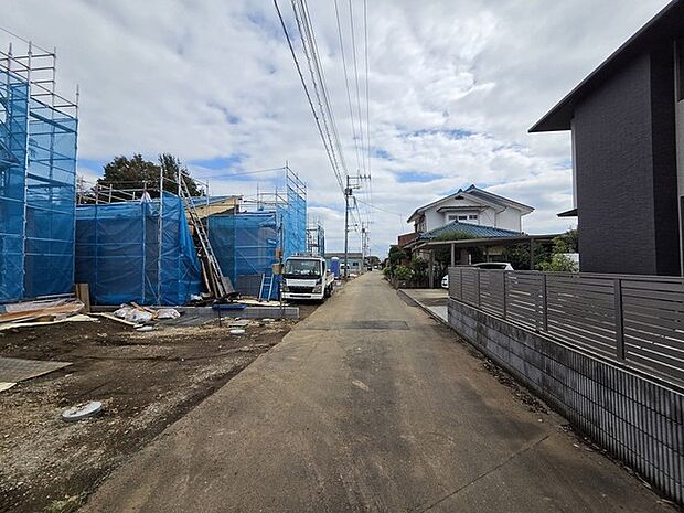戸建てが立ち並ぶ静かな住宅街。四季折々の移り変わりを感じながら自然と楽しみ、暮らす、そんな毎日を日々の中で感じられる住環境