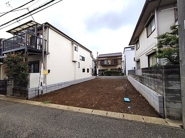 戸建てが立ち並ぶ静かな住宅街。四季折々の移り変わりを感じながら自然と楽しみ、暮らす、そんな毎日を日々の中で感じられる住環境