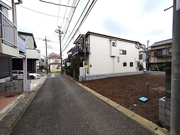 戸建てが立ち並ぶ静かな住宅街。四季折々の移り変わりを感じながら自然と楽しみ、暮らす、そんな毎日を日々の中で感じられる住環境