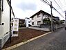 外観：戸建てが立ち並ぶ静かな住宅街。四季折々の移り変わりを感じながら自然と楽しみ、暮らす、そんな毎日を日々の中で感じられる住環境 