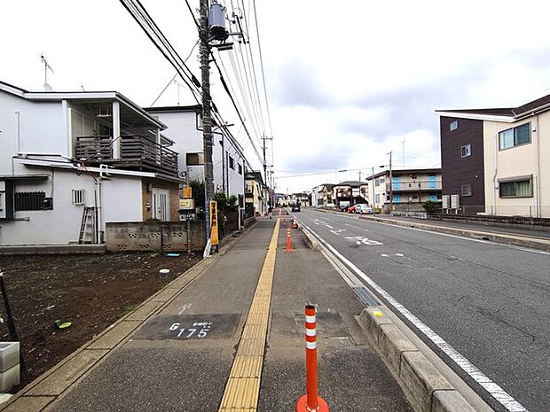 前面道路は広く、駐車がしやすいです。