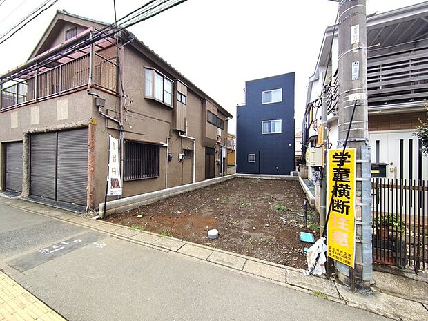 前面道路は広く、駐車がしやすいです。