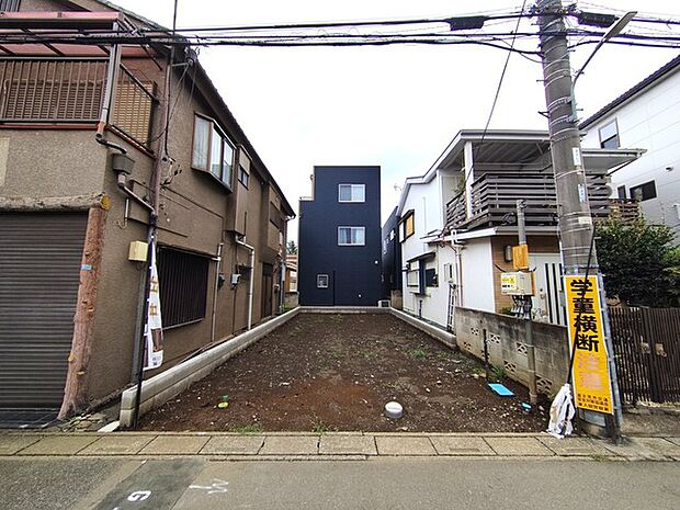 戸建てが立ち並ぶ静かな住宅街。四季折々の移り変わりを感じながら自然と楽しみ、暮らす、そんな毎日を日々の中で感じられる住環境