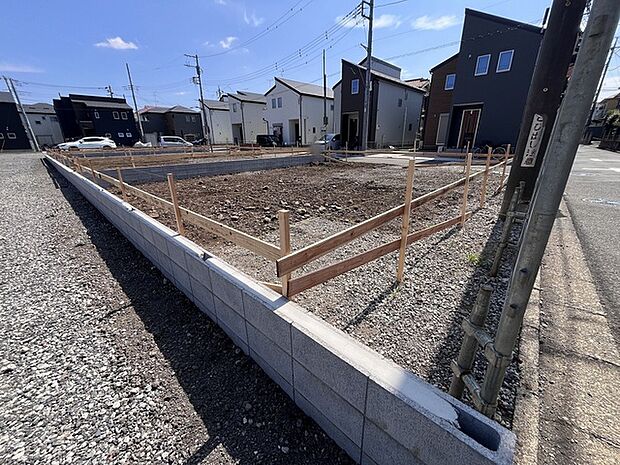 近隣が駐車場の為、採光・通風がよい立地です