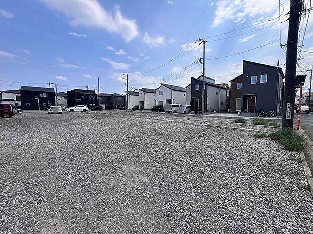 戸建てが立ち並ぶ静かな住宅街。四季折々の移り変わりを感じながら自然と楽しみ、暮らす、そんな毎日を日々の中で感じられる住環境 