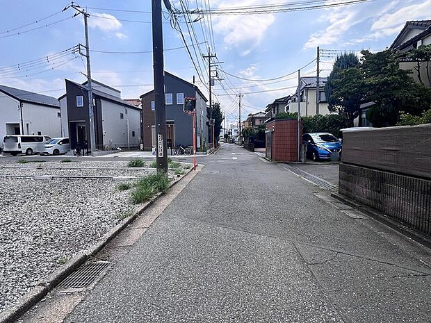 前面道路は広く、駐車がしやすいです。