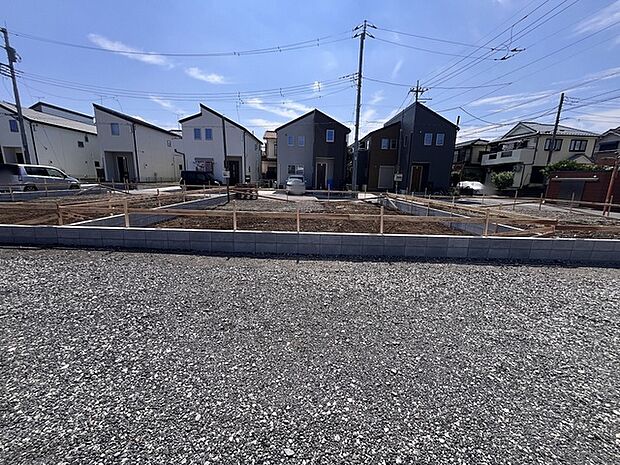 戸建てが立ち並ぶ静かな住宅街。四季折々の移り変わりを感じながら自然と楽しみ、暮らす、そんな毎日を日々の中で感じられる住環境
