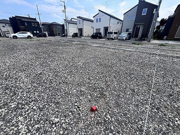 明るい青空の下に広がる整地された土地。閑静な住宅街の一角にあり、理想の住まいを叶える広さです 