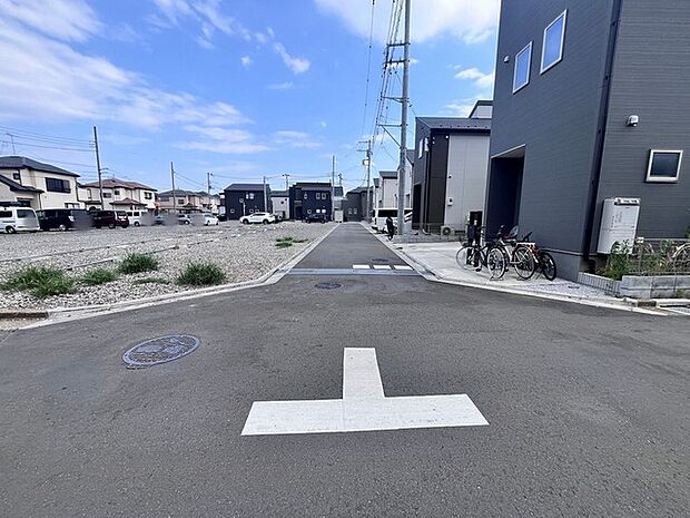整然とした街区が続く、ゆとりある景観。空とのコントラストが美しく、心地よい静寂を感じます 