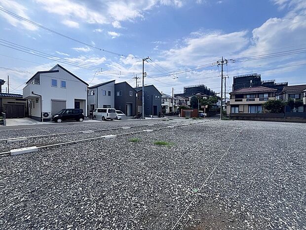 戸建てが立ち並ぶ静かな住宅街。四季折々の移り変わりを感じながら自然と楽しみ、暮らす、そんな毎日を日々の中で感じられる住環境 