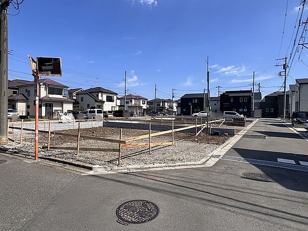 周辺の街並み 青空が広がる開放的なロケーションに位置し、これからの新しい暮らしの構想が膨らむ整えられた区画です (10m)