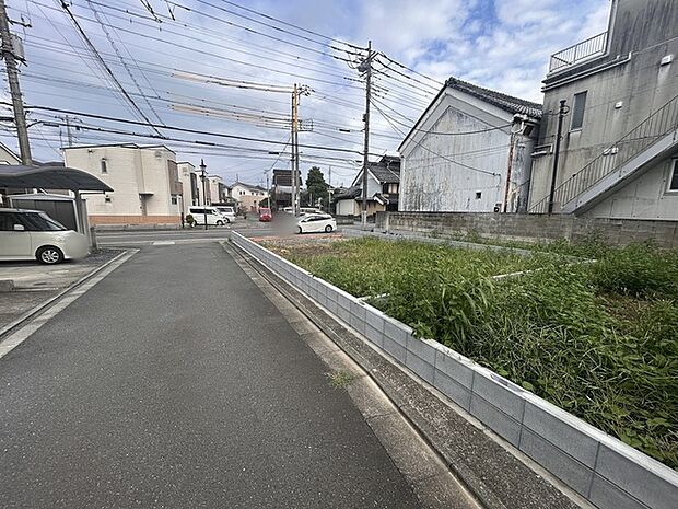 戸建てが立ち並ぶ静かな住宅街。四季折々の移り変わりを感じながら自然と楽しみ、暮らす、そんな毎日を日々の中で感じられる住環境