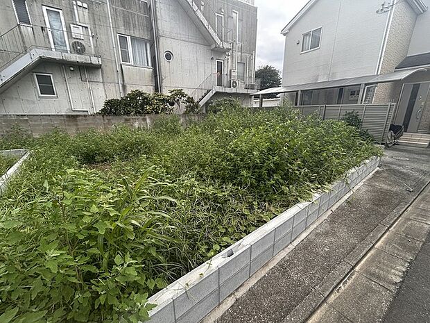 戸建てが立ち並ぶ静かな住宅街。四季折々の移り変わりを感じながら自然と楽しみ、暮らす、そんな毎日を日々の中で感じられる住環境
