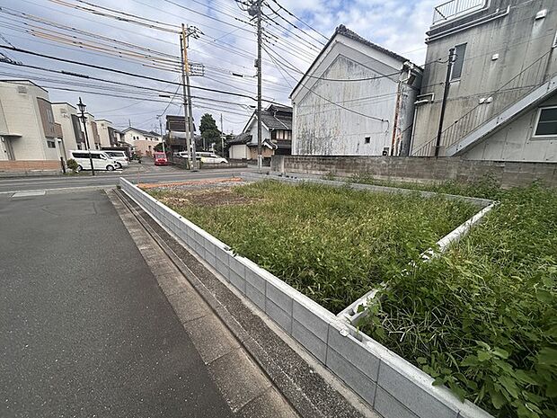 通りから入ったプライベート空間で落ち着いた雰囲気でお住いになる。敷地部分でお子様の遊ぶスペースや駐車スペースに活用できます。
