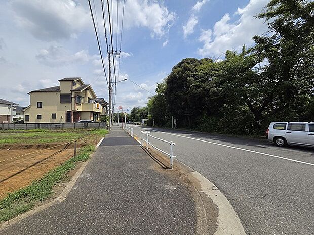 南道路に面しており日中もたくさんの陽が入ります。風通りや周辺環境など実際に現地にてご確認ください。 