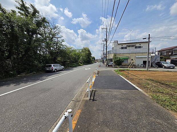 南道路に面しており日中もたくさんの陽が入ります。風通りや周辺環境など実際に現地にてご確認ください。