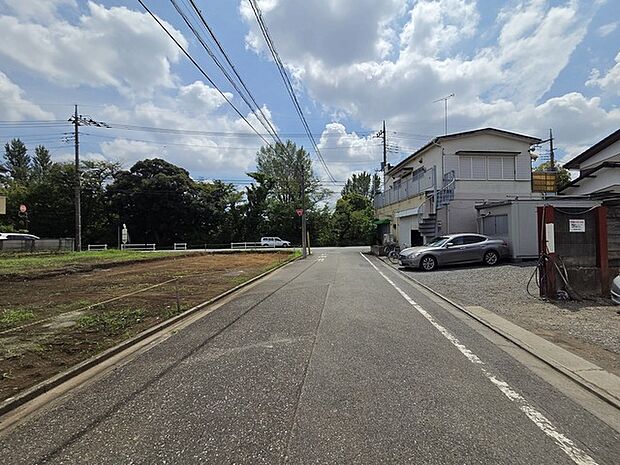 戸建てが立ち並ぶ静かな住宅街。四季折々の移り変わりを感じながら自然と楽しみ、暮らす、そんな毎日を日々の中で感じられる住環境 
