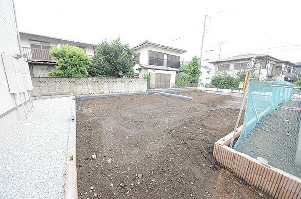 戸建てが立ち並ぶ静かな住宅街。四季折々の移り変わりを感じながら自然と楽しみ、暮らす、そんな毎日を日々の中で感じられる住環境 
