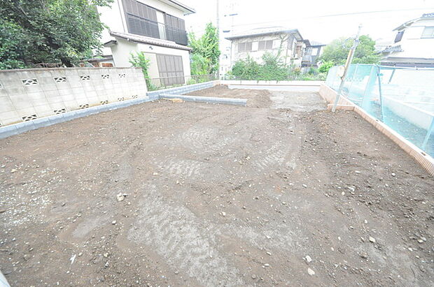 戸建てが立ち並ぶ静かな住宅街。四季折々の移り変わりを感じながら自然と楽しみ、暮らす、そんな毎日を日々の中で感じられる住環境 