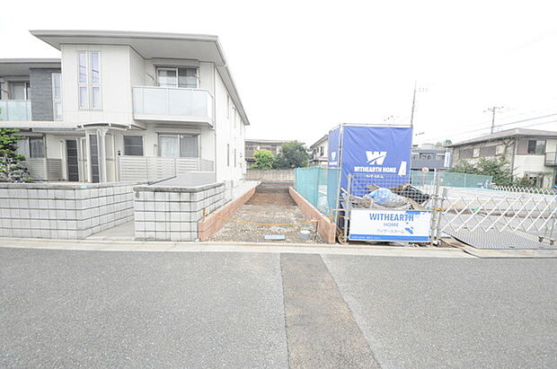 セカンドカーや来客時にも便利なカースペース2台分ございます。 