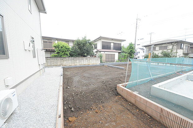 広めのバルコニーは風通しも良くお洗濯物もしっかりと干すことができます！ 