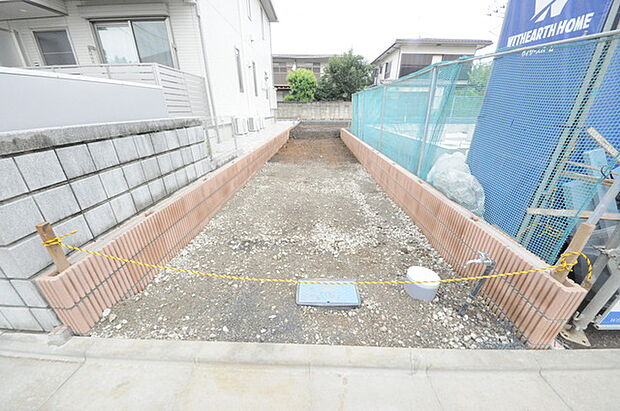 通りから入ったプライベート空間で落ち着いた雰囲気でお住いになる。敷地部分でお子様の遊ぶスペースや駐車スペースに活用できます。 
