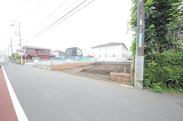 セカンドカーや来客時にも便利なカースペース2台分ございます。 