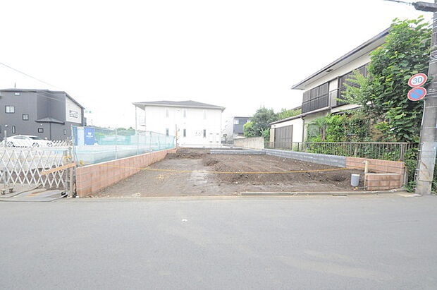 戸建てが立ち並ぶ静かな住宅街。四季折々の移り変わりを感じながら自然と楽しみ、暮らす、そんな毎日を日々の中で感じられる住環境 