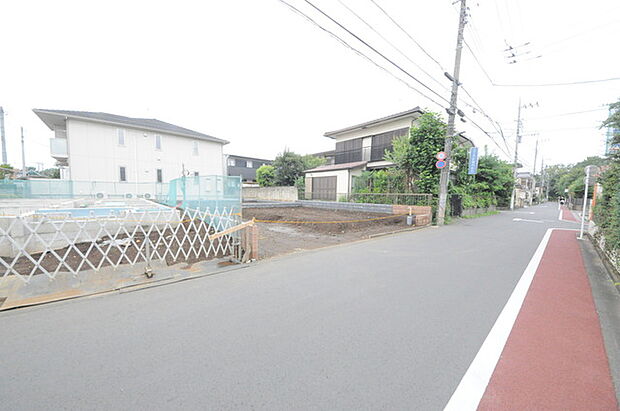 5.4m幅員の道路に面しておりお車の運転が苦手な方でも安心して出入りいただけます。 