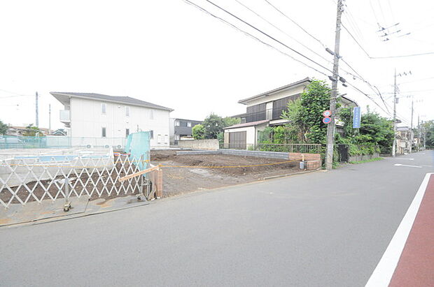 戸建てが立ち並ぶ静かな住宅街。四季折々の移り変わりを感じながら自然と楽しみ、暮らす、そんな毎日を日々の中で感じられる住環境 