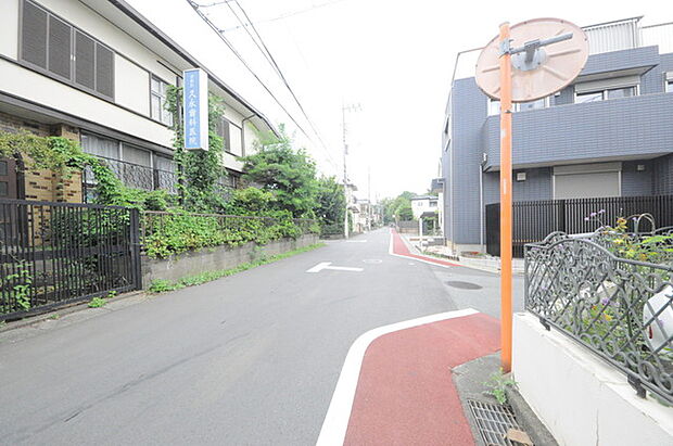 周辺の町並み 太陽光パネルや床暖房など設備が充実したお家です。（5m）