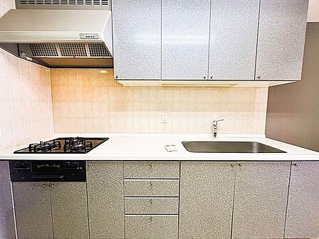 収納量豊富なシステムキッチン。明るい光が差し込む窓も調味料置き場などに役立ちます。カウンターキッチンと違い、背面を広く使えるので自由度が高いのも嬉しいですね。