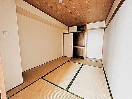 和室があるとやはりどこか心落ち着いてしまいます。客間としてもちょうど良い6帖。