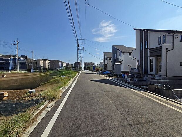6m幅員の道路に面しておりお車の運転が苦手な方でも安心して出入りいただけます。