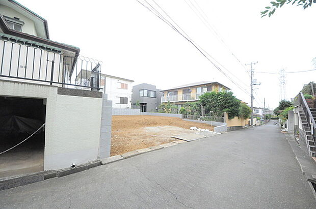 戸建てが立ち並ぶ静かな住宅街。四季折々の移り変わりを感じながら自然と楽しみ、暮らす、そんな毎日を日々の中で感じられる住環境 