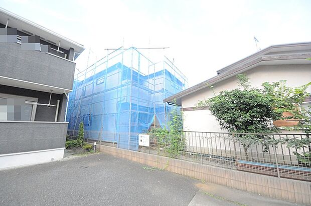 戸建てが立ち並ぶ静かな住宅街。四季折々の移り変わりを感じながら自然と楽しみ、暮らす、そんな毎日を日々の中で感じられる住環境