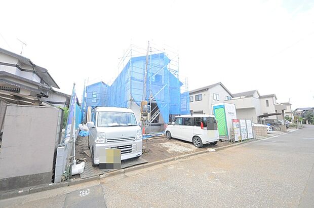 セカンドカーや来客時にも便利なカースペース3台分ございます。
