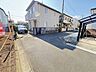外観：車通りも少ないので、ゆっくりと駐車可能です。